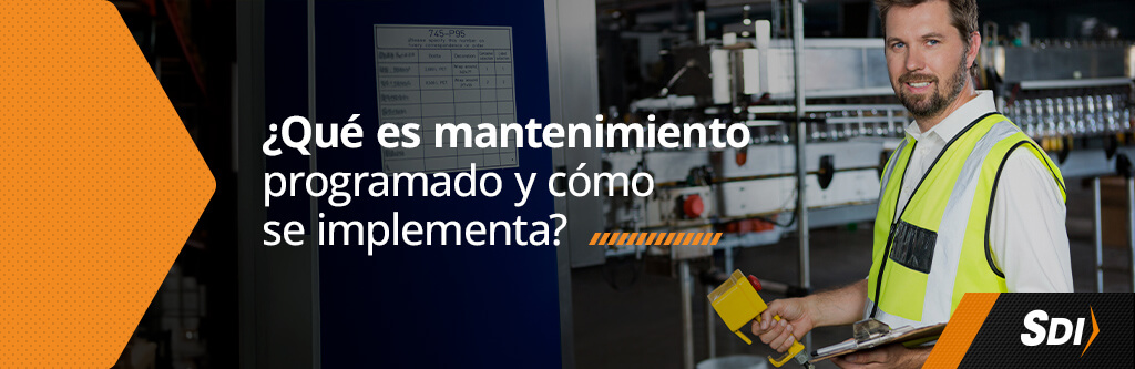 Hombre realizando un mantenimiento programado