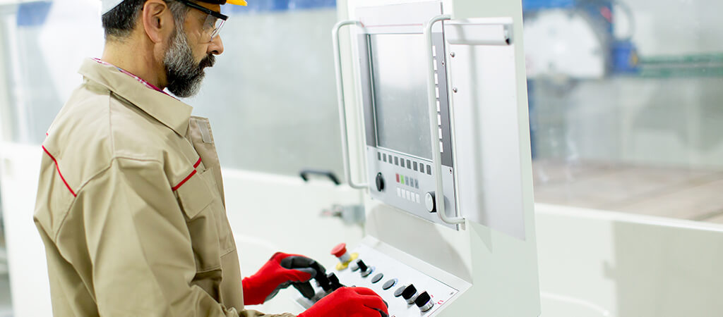 Hombre trabajando en el sistema de ejecución de fabricación Hombre trabajando en el sistema de ejecución de fabricación
