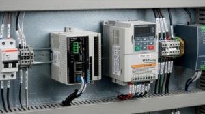 conexión entre el mini PLC industrial y hasta 16 variadores GS
