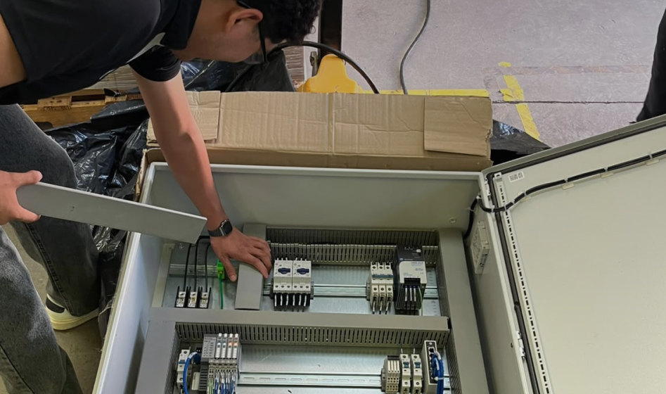 Lo que hay dentro de un tablero eléctrico industrial